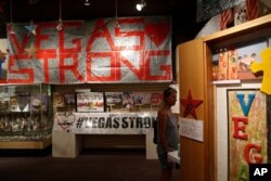 Teri Engel, observa una exhibición de artículos colocados en honor de las víctimas del tiroteo en un concierto de música country en Las Vegas el 1 de octubre de 2017. Foto del 19 de septiembre de 2018.