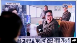 El líder nortecoreano Kim Jong Un en el sitio de lanzamiento Sohae del país, en la estación de Seúl en Seúl, Corea del Sur, el domingo 19 de marzo de 2017.
