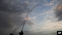 Pertahanan misil 'kubah besi' Israel berhasil mencegat roket Hamas yang diarahkan ke kota Tel Aviv, Sabtu (17/11).