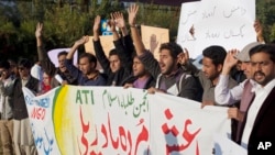 Mahasiswa Pakistan berdemonstrasi melawan Negara Islam (ISIS) di Islamabad, November 2014.