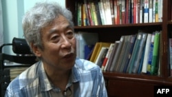 El ex profesor Sun Wenguang habla en su casa en Jinan, provincia de Shandong, este de China.
