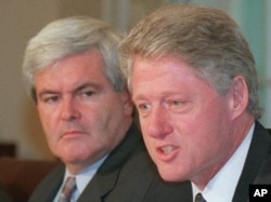 Newt Gingrich (à esq.) e o Presidente Clinton, em 1996