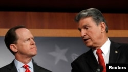El senador Pat Toomey (izquierda) y el senador Joe Manchin han patrocinado un proyecto de ley sobre el control de armas.
