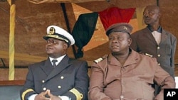 O general António Indjai (dir.) depôs e substituiu o então CEMGFA guineense, almirante Zamora Induta (esq.) em Abril de 2010 (foto de arquivo)