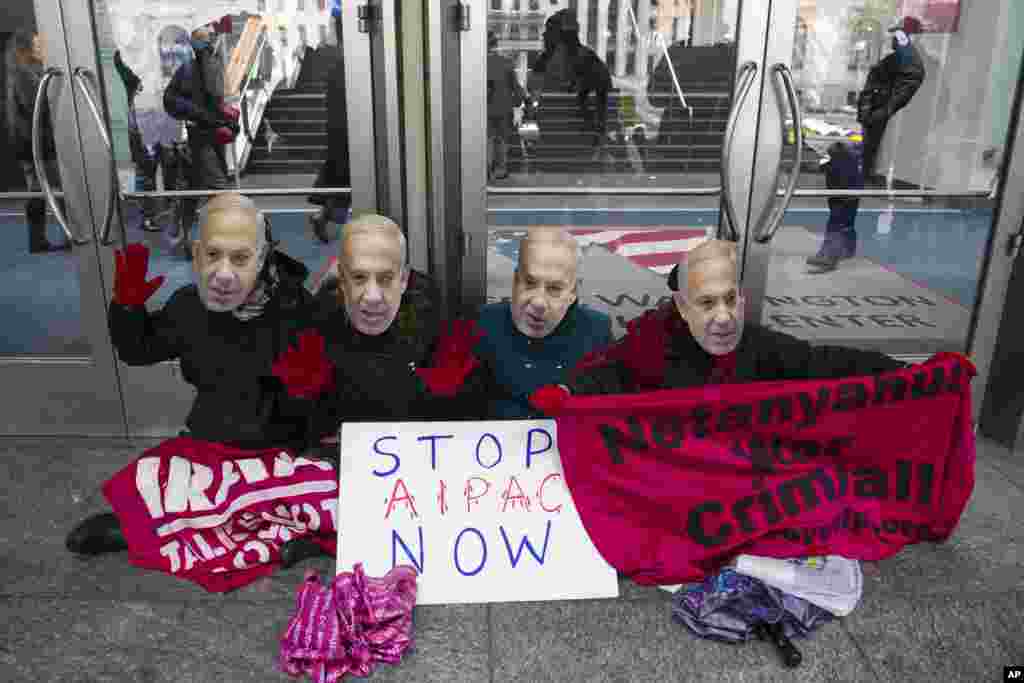 Para demonstran pro-Palestina yang dipimpin oleh Code Pink melakukan protes menggunakan topeng wajah Perdana Menteri Israel, Benjamin Netanyahu, di pintu masuk kantor Komite Urusan Publik Israel (AIPAC) di Washington (1/3). (AP/Cliff Owen)