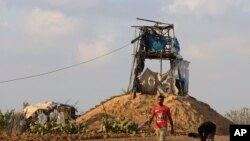 Warga Palestina memeriksa pos militer yang terkena serangan Israel di Khan Younis, Jalur Gaza selatan, 20 Juli 2018.