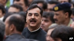 وزیراعظم گیلانی عدالتی فیصلے کے بعد سپریم کورٹ سے رخصت ہو رہے ہیں