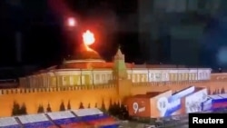 Picha hii iliyochukuliwa kwa video inaonyesha kifaa kinacholipuka angani na kutoa mwanga mkubwa juu ya jengo la baraza la Seneti la Kremlin wakati wa shambulio la drone linalodaiwa kufanywa na Ukraine, Mei 3, 2023.