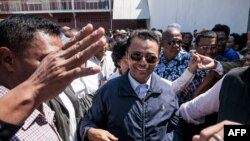 Marc Ravalomanana (C), former president of Madagascar who was in exile in South Africa since 2009, is greeted by supporters while returning to his home in Antananarivo, Oct. 13, 2014.