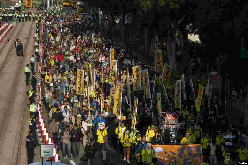 Ribuan demonstran pro-demokrasi berbaris di jalan untuk menuntut hak pilih universal dan mendesak Kepala Eksekutif Hong Kong Leung Chun-ying untuk mundur (1/1). (Reuters/Tyrone Siu)