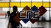El logo del Consejo Nacional Electoral (CNE) se muestra en su sede en Caracas, Venezuela. Mayo 14, 2018. Foto: Reuters.