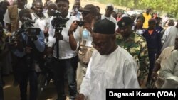 Le candidat Saleh Kebzabo vote à N'Djamena, le 10 avril 2016. (VOA/ Bagassi Koura)
