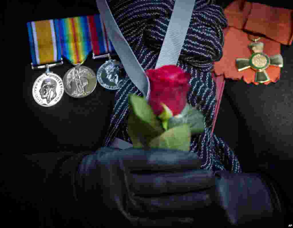 Helen Pollock, de Auckland, Nueva Zelanda, se prepara para dejar una rosa en honor a su padre, quien peleó durante la I Guerra Mundial. Evento de conmemoración en el New Zealand Battlefield Memorial en Le Quesnoy, Francia.