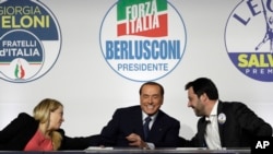 ARCHIVO - De izquierda a derecha, Giorgia Meloni de Brothers of Italy, Silvio Berlusconi de Forza Italia y Matteo Salvini de la Liga asisten a un evento mediático para líderes de centroderecha antes de las elecciones generales del 4 de marzo en Roma, Italia, el 1 de marzo de 2018.