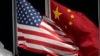 Bendera Amerika dan China berkibar dmenjelang Olimpiade Musim Dingin 2022 di Zhangjiakou, China. Beijing pada Jumat (3/2) mengatakan sedang berupaya memverifikasi laporan AS bahwa sebuah balon mata-mata China sedang terbang di atas AS. (Foto: AP)