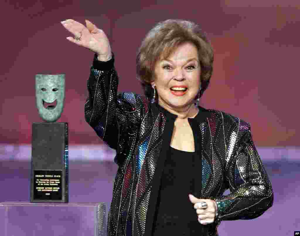 Shirley Temple Black menerima Life Achievement Award atau Penghargaan atas Pencapaian Hidup dari Screen Actors Guild Awards pada ajang tahunan Annual Screen Actors Guild Awards ke-12, di Los Angeles, 29 Januari 2006.