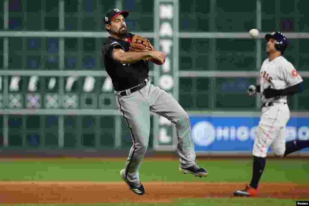 Un jagadazo del tercera base Anthony Rendón retira al 'center fielder' Jake Marisnick en una segunda noche infausta para los Astros en la Serie Mundial, el 23 de octubre 2019. Reuters.
