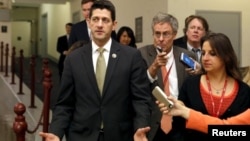 Paul Ryan conversa con los periodistas sobre la elección a la presidencia de la Cámara de Representantes prevista para el próximo jueves.