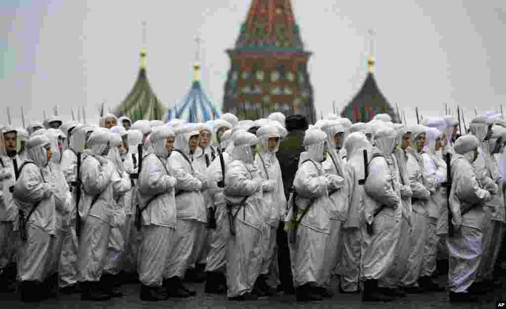 Tentara Rusia mengenakan pakaian musim dingin dengan seragam Perang Dunia II saat mempersiapkan diri untuk parade memperingati PD II di Lapangan Merah, Moskow, Rusia.