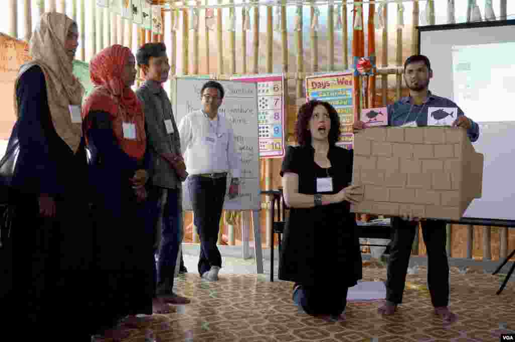 VOA Learning English's Anna Matteo trains English teachers at Rohingya refugees' Camp 4 in Cox's Bazar Mar. 30, 2019. (Hai Do/VOA)
