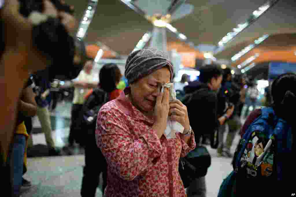 雪邦吉隆坡國際機場,一位女士在得知一架馬來西亞航班在烏克蘭東部墜機後的反應