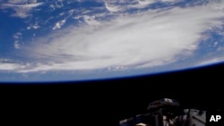 L'ouragan Dorian vue de la Station spatiale internationale le 29 août 2019, alors qu'il dévastait l'océan Atlantique au nord de Porto Rico. (NASA via AP)