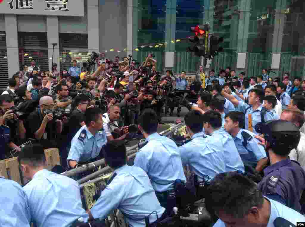 香港警方星期三上午展开强行清场行动（美国之音海彦 拍摄)。