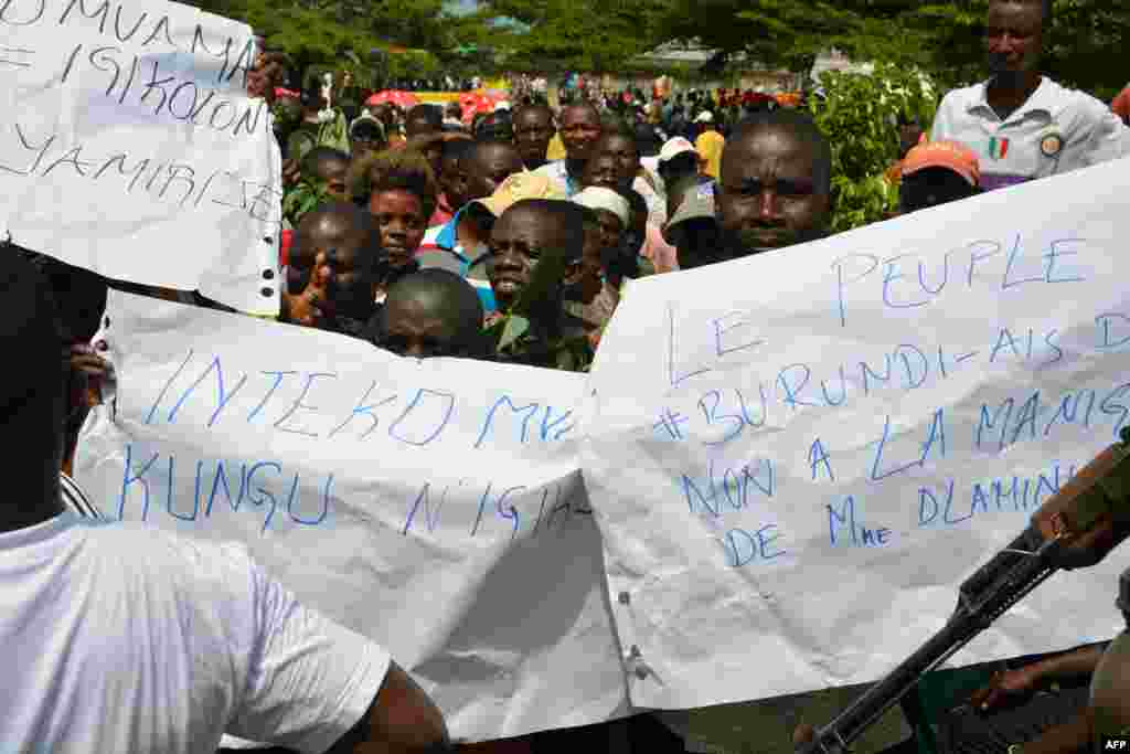 Des Burundais manifestent après l'annonce de la creation du mouvement rebelle Forces républicaines du Burundi à Bujumbura, Burundi, 26 décembre 2015.
