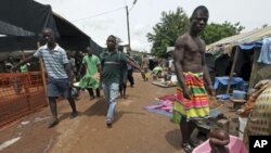Des réfugiés transportant un parent mort dans un camp temporaire à Duékoué, dans l'ouest de la Côte d'Ivoire, en mai 2011