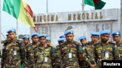 Des casques bleus de la MINUSMA rendent hommage à leurs camarades tués par un engin explosif, Bamako, Mali, 27 septembre 2017. 