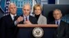 ARCHIVO - El vicepresidente de EE.UU., Mike Pence; el comisionado de la Administración de Alimentos y Medicamentos, Stephen Hahn; la coordinadora del equipo de expertos, Deborah Birx; y el director del Instituto Nacional de Alergias y Enfermedades Infecciosas, Anthony Fauci.