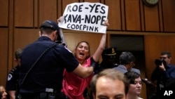 Una mujer protesta contra el candidato a la Corte Suprema, Brett Kavanaugh durante la audiencia de confirmación del Comité Judicial del Senado. 