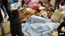 Des réfugiés du Rwanda, de la RD Congo, du Burundi et du Bangladesh campent devant les bureaux du HCR au Cap, Afrique du Sud, le 8 octobre 2019.