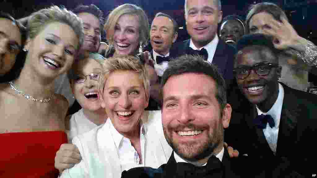 Pembawa acara Ellen DeGeneres berfoto 'selfie' bersama para aktor dan aktris.