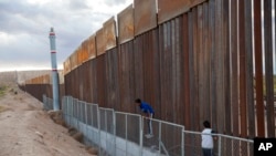 Des enfants jouent près du mur entre le Mexique et les Etats-Unis, le 29 mars 2017.