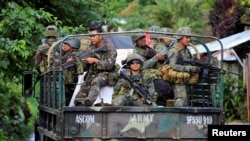 Tentara Filipina berpatroli di atas kendaraan militer saat mereka melanjutkan serangan terhadap gerilyawan Maute, yang telah mengambil alih sebagian besar Kota Marawi, Filipina, 1 Juni 2017. (Foto: dok).