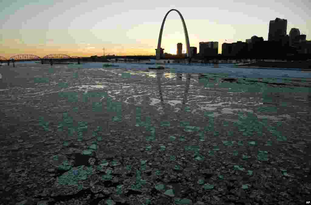 Es di Sungai Mississippi melewati 'Gateway Arch' di kota St. Louis, negara bagian Missouri.