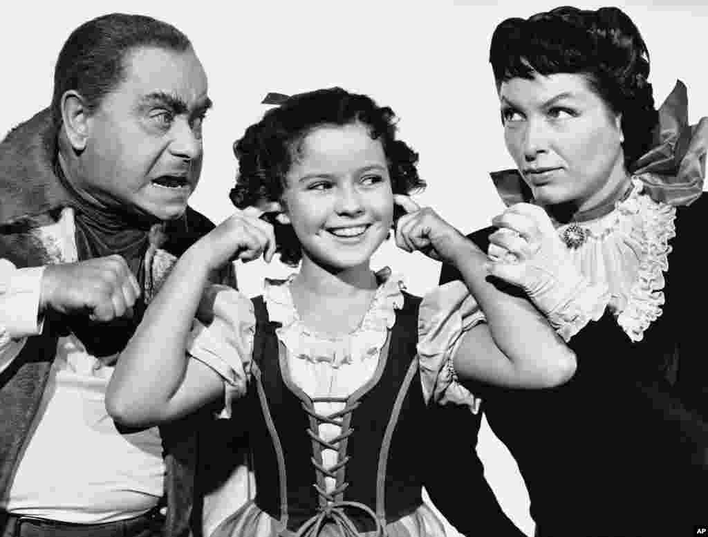 Shirley Temple berpose saat proses pembuatan film "The Blue Bird."