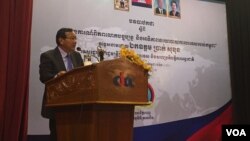 រដ្ឋមន្ត្រី​ក្រសួងការបរទេសកម្ពុជា​ លោក​ ប្រាក់​ សុខុន​ ធ្វើ​បឋកថា​ស្តីពី «ស្ថានការណ៍​ពិភពលោក​បច្ចុប្បន្ន​ និង​អាទិភាព​នយោបាយ​ការបរទេសកម្ពុជា​» នៅឯ​មជ្ឈមណ្ឌល​សហប្រតិបត្តិការ​កម្ពុជា-ជប៉ុន នៅ​រាជធានី​ភ្នំពេញ កាលពីថ្ងៃទី៣០​ ខែ ឧសភា​ ឆ្នាំ​ ២០១៧។ (ហ៊ុល រស្មី/VOA)