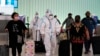 Tripulantes de un vuelo de Air China en el aeropuerto de Los Ángeles el 30 de noviembre de 2021.
