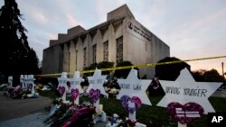 Un imporovisado memorial fue construido frente a la sinagoga Tree of Life tras el mortal tiroteo ocurrido el 27 de octubre de 2018 en Pittsburgh, Pensilvania.