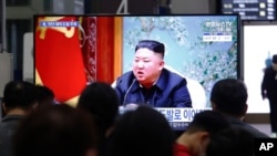 한국 수서역에 설치된 TV에서 북한 관련 뉴스가 나오고 있다.