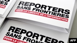 Logo organisasi keselamatan jurnalis, Wartawan tanpa Tapal Batas (RSF) dalam sebuah jumpa pers di Paris, Perancis, 25 April 2018. (Foto: AFP)