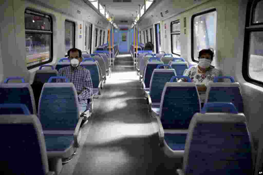 Watu katika train ya usafiri wa umaa katika mji wa Buenos Aires, Argentina wanava maski za uso kujikinga kutokana na kuenea kwa virus vya corona ingawa waatalamu wanashauri kamba watu wasio wagonjwa hawana haja ya kuva. 