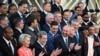Presidentes y dignatarios posan para una foto de familia en el primer día de la III Cumbre de la Unión Europea-Comunidad de Estados de América Latina y el Caribe (UE-CELAC) en el edificio del Consejo Europeo, en Bruselas, el 17 de julio de 2023.