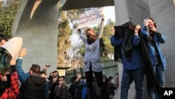 حمله نیروی انتظامی به تظاهرکنندگان با گاز اشک‌آور در مقابل ورودی دانشگاه تهران