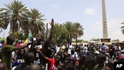 Le rappeur sénégalais Thiat s'adressant samedi à des manifestants à Dakar