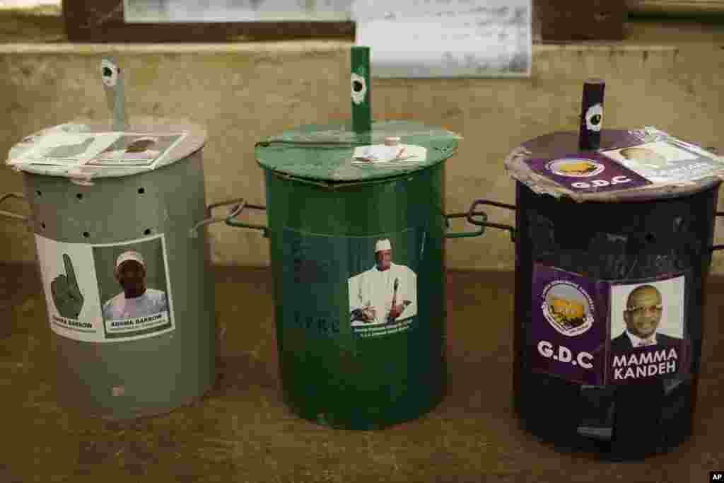 Des urnes dans un bureau de vote de Serrekunda, le 30 novembre 2016