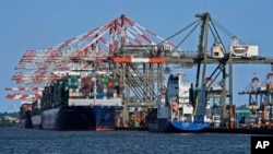 Sejumlah kapal kargo yang memuat kontainer berlabuh di Pelabuhan New York dan New Jersey di Elizabeth, New Jersey, pada 20 Mei 2021. (Foto: AP/Seth Wenig)