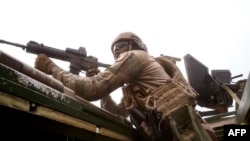 Un soldat français de l'opération de Barkhane dans le nord du Burkina Faso le 9 novembre 2019.